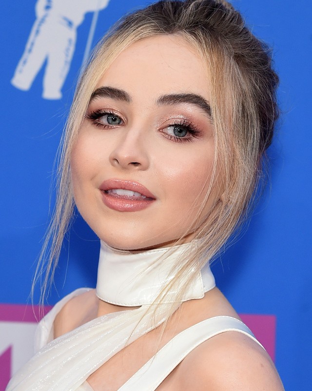 Sabrina Carpenter fényes, bézs szemhéjpúderrel emelte ki kék szemeit