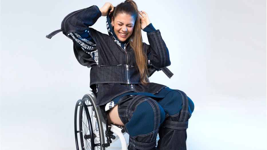 A ruhadarabok akadálymentesek, tehát minden fizikai képességű személy számára könnyen le- és felvehetőek a szabásvonalaiknak és a mágneses záródásuknak köszönhetően.