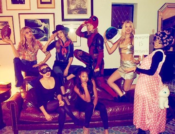 Hát persze, hogy Taylor Swift rendezett egy nagy halloweeni partit a Squad tagoknak. Gigi Hadid például cowboy-lánynak öltözött, míg ő maga elkérte Ryan Reynolds haverjától a Deadpool kosztümjét.