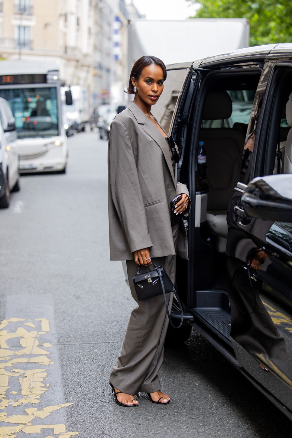 A lábujjgyűrűs szandál 2025-ben a csendes luxus legkiemelkedőbb kiegészítője