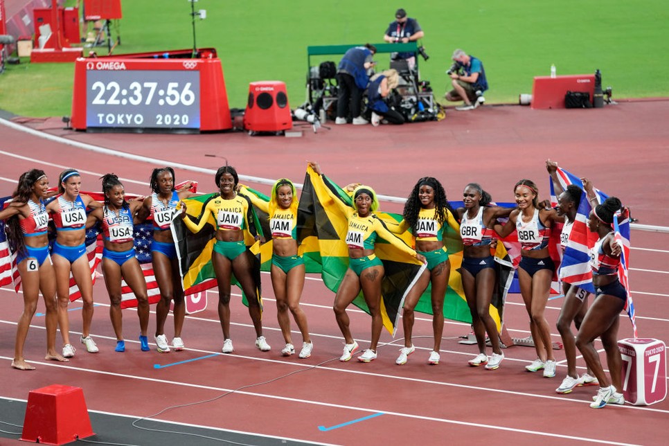 A párizsi olimpián már fele-fele arányban vesznek majd részt női és férfi sportolók - hova jutottunk az első modernkori olimpia óta! (A 4x400-as női váltó utáni ünneplés 2020-ban)