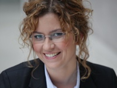 „Egyik szemem sír, a másik nevet” – interjú Veiszer Alindával