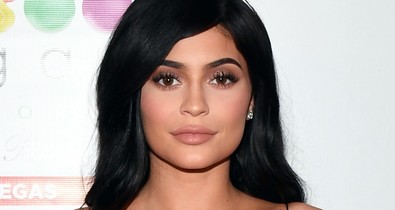 Sosem volt még ilyen színű Kylie Jenner haja