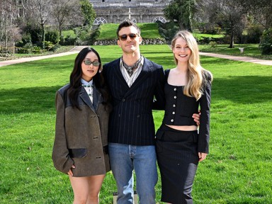 A Bridgerton sztárjai összebújva pózolnak a vörös szőnyegen, a valóságban is gyönyörűek együtt