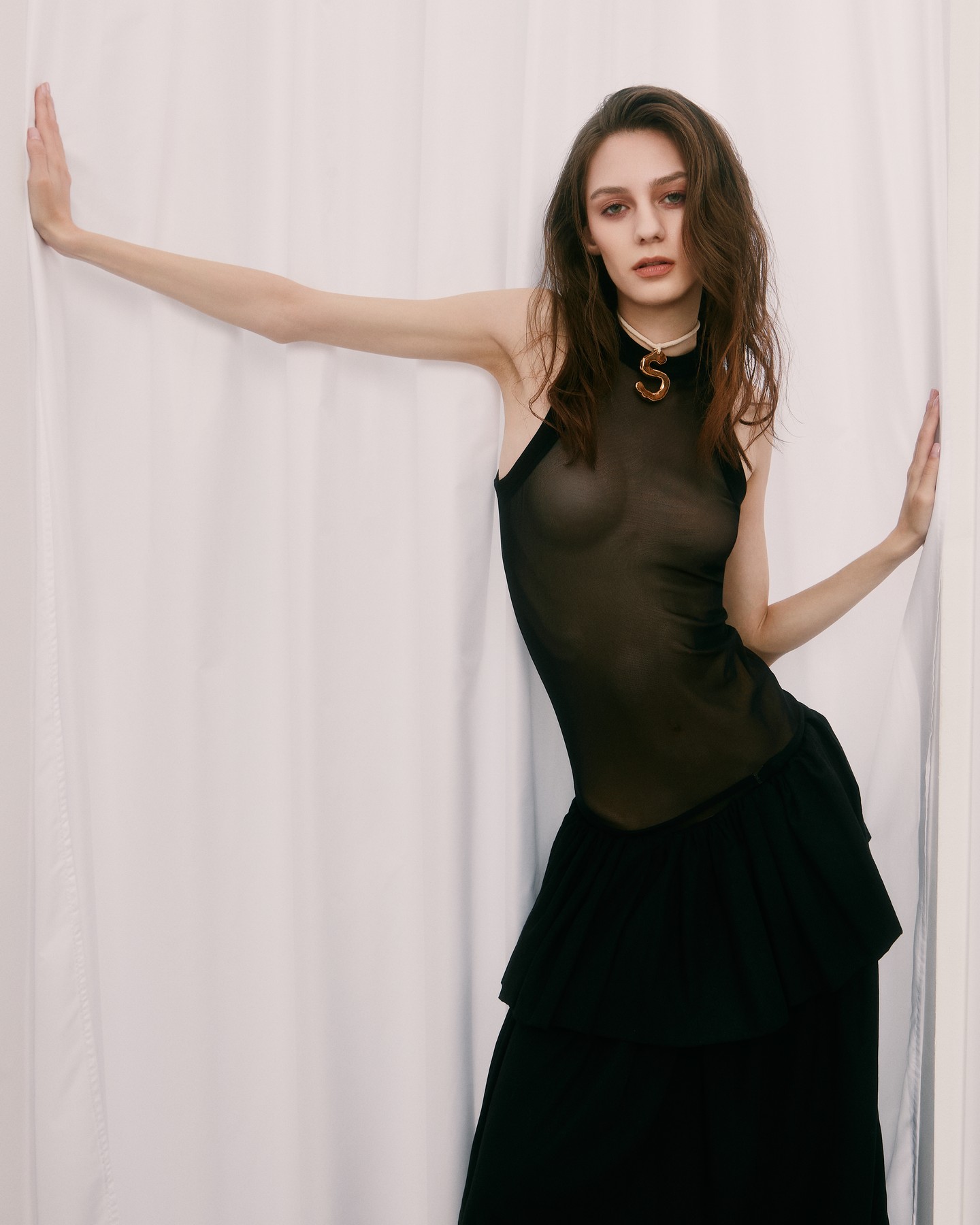 Ruha IOANA CIOLACU @ioanaciolacuchocker, nyaklánc OCTAVIA CHIRU @octaviachiru               