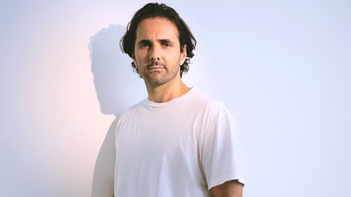 „Ahhoz, hogy valaki divatházzá tudjon válni, nem elég szép ruhákat tervezni és a közösségi médiában jól kommunikálni. Ennél sokkal több kell!” - interjú Baldaszti Péterrel, a Nanushka társtulajdonosával