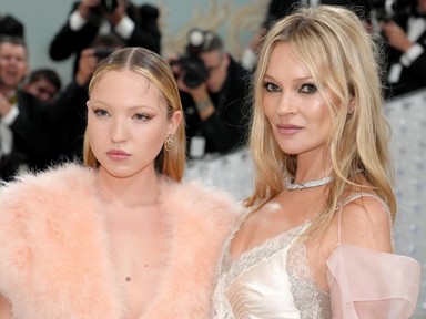 Itt meg mi történik? Pucérruhába bújt anya-lánya páros a divathéten, még az Emily Párizsban színésznője is bevállalta a meztelenkedést