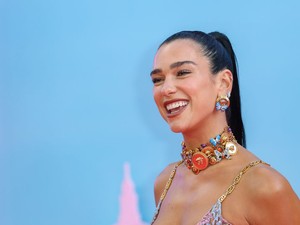Dua Lipa cipőjét mindenki akarja, és nem véletlenül