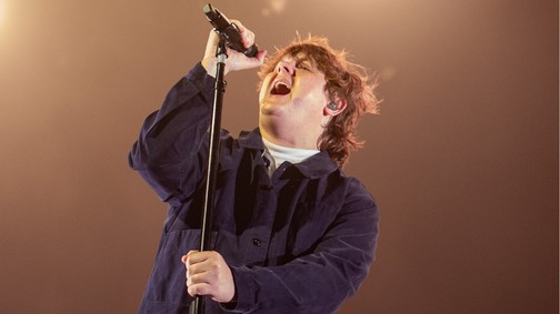 Lewis Capaldi elképesztő koncertet adott a Sziget Fesztiválon - egy dologról egész végig nem tudta levenni a szemét 