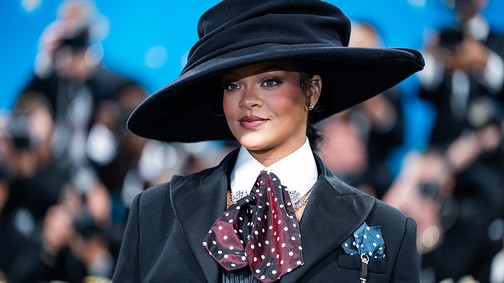 Rihanna vattacukornak öltözött: extrém szettben keltett feltűnést a várandós énekesnő