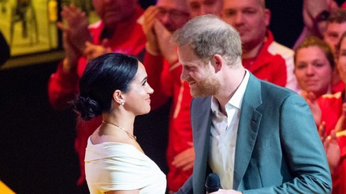 Elolvadunk: Harry és Meghan csókja a színpadon