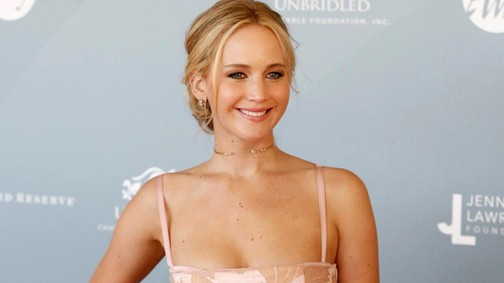 Koszos köröm, kibuggyanó melltartó - Jennifer Lawrence még így is cuki