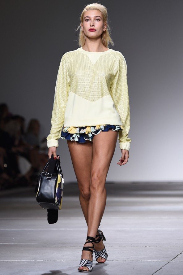 Hailey Baldwin a Topshop kifutóján vonult be a divatvilűgba