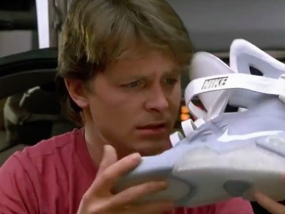 A Nike tényleg megcsinálta: zseniális önbefűző cipőt dobtak piacra