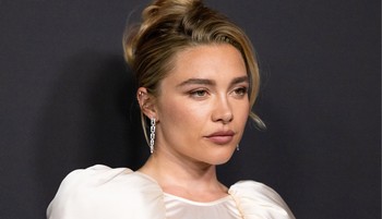 Florence Pugh melltartó nélkül bulizott Ibizán, átlátszó csipkeruhájából csak úgy ordít a meztelenség