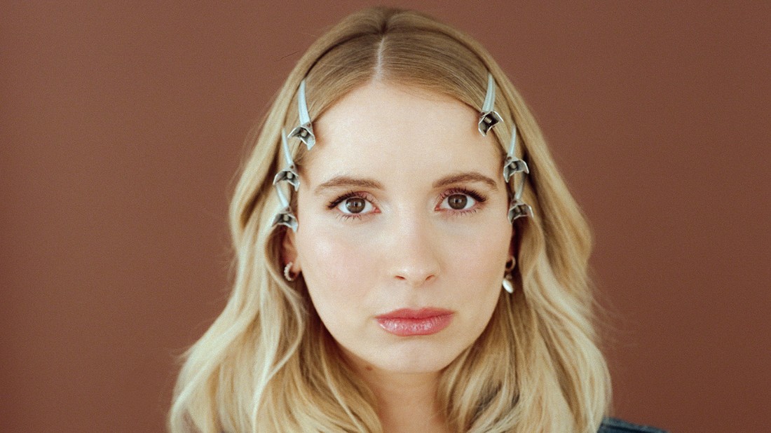 Sutus Fanni magyar divat- és portréfotós, aki lírai hangulatú, analóg technikával készült képeiről vált ismertté