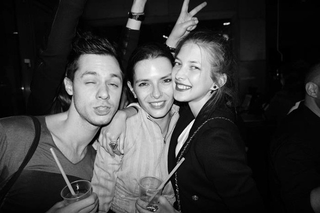 Itthon az ügynökségem tagjaival, Orsival és Petivel