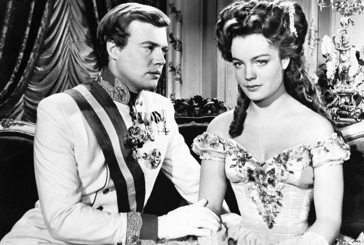 Romy Schneider és Karlheinz Böhm a Sissi-filmek forgatásán mindössze néhány nappal a közös munka előtt találkoztak először. A produkció mögött álló Ernst Marischka rendező azonban azonnal érezte, hogy tökéletes lesz köztük a kémiához szükséges dinamika – és igaza is lett. 