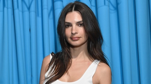 Emily Ratajkowski pucérruhája bárkit zavarba hoz, csak úgy árad belőle a meztelenség