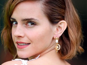 Emma Watson élete legmerészebb miniruhájában ment a milánói divathétre