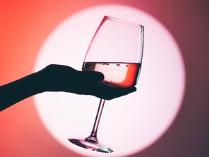 Ez történik valójában a testeddel, amikor alkoholt iszol: a szervezeted sokkal jobban küzd, mint gondolnád