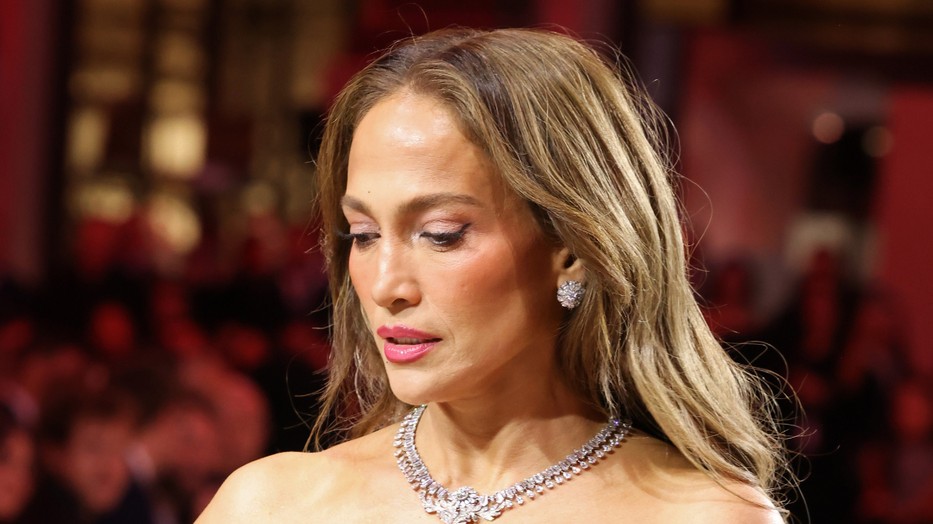 Jennifer Lopez merész szettet választott a milánói divathéten