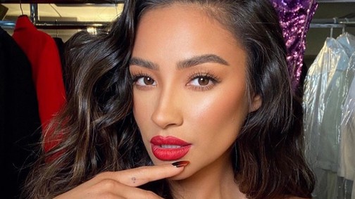Get the Look: Így készítsd el Shay Mitchell klasszikus karácsonyi sminkjét