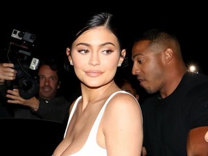 Igen, azok terhességi csíkok Kylie Jenner mellén, és ez teljesen normális