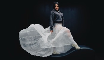 Rosalía visszatér, méghozzá a New Balance legújabb 204L cipőkampányának az élére