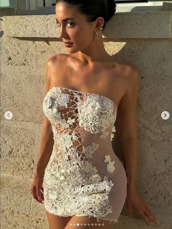 Kylie Jenner álomszép pucérruhában pózol a tengerparton