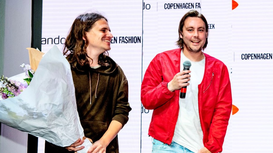 Arnar Mar Jonsson és Luke Stevens, a RANRA márka alapítói átvehették a Zalando Fenntarthatósági díját így a következő szezonban már a Zalando-n meg is vásárolhatod az innovatív, környezettudatos márka most bemutatott darabjait, amiket utána örökké hordhatsz, még a gyerekednek is továbbadhatod