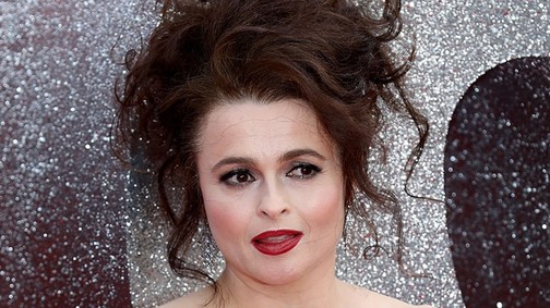 Helena Bonham Carter ruhája annyira bohókás, hogy képtelenség komolyan venni