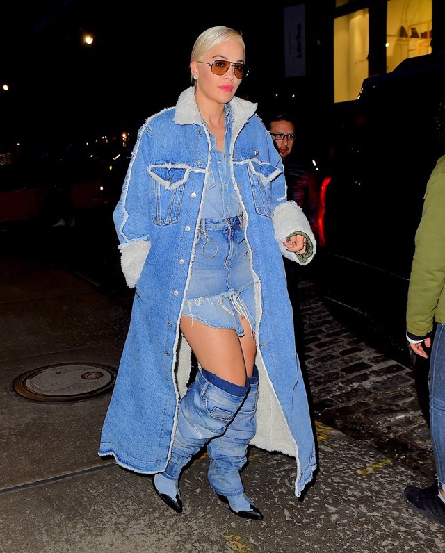 Rita Ora miért vetted fel ezt az elképesztően előnytelen csizmát?