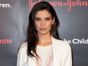 Hipnotikus popsirázás a gyönyörű bikinimodelltől