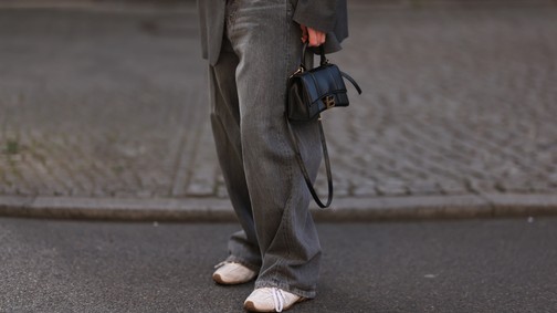 2025 őszén búcsúzz el a kék farmertől: ez a szín veszi át a helyét