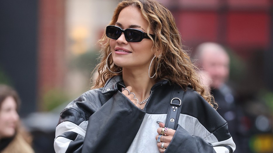Rita Ora nem fél a saját szabályai szerint öltözködni