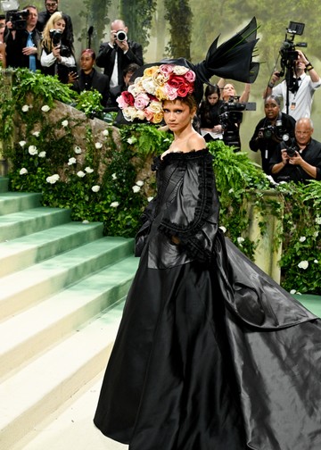 Zendaya második megjelenése egy korabeli ruha volt, amelyet Rita Watnick áhított, archív LA boltjából, a LILY et Cie-ből szereztek be. A fekete ruha, Watnick gyöngyszeme, a Givenchy 1996-os tavaszi haute couture kollekciójából származik, ami azt jelenti, hogy abban az évben készült, amikor a színésznő született. Virágos fejfedője pedig Alexander McQueen 2007-es tavaszi kollekciójából volt, melyet Philip Treacy tervezett.