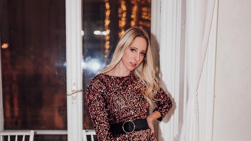 Egy csodás flitteres darabban várja a hétvégét a divattervező