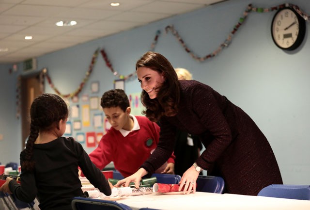 Kate Middleton olyan édesen ajándékozta meg a gyerekeket, hogy rögtön karácsony költözött a szívünkbe!