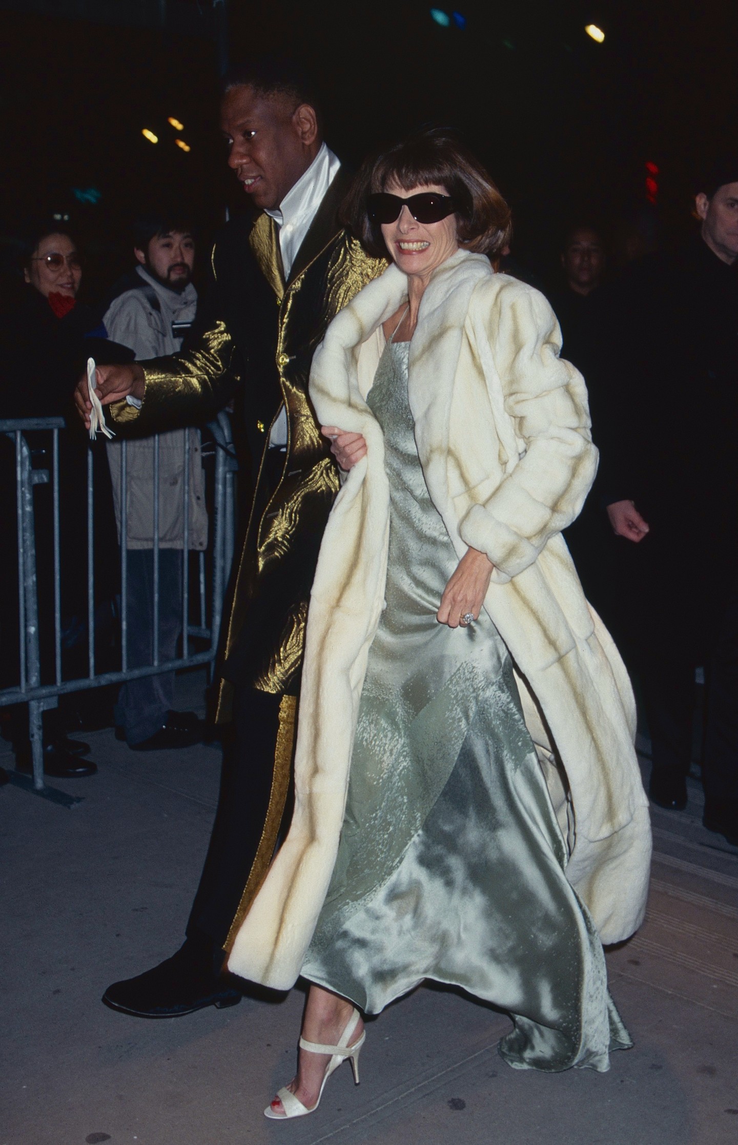 Az 1997-es CFDA Fashion Awards-ra ezüst estélyiben és földig érő, fehér szőrmében, valamint fehér magassarkúban és fekete napszemüvegben érkezett.