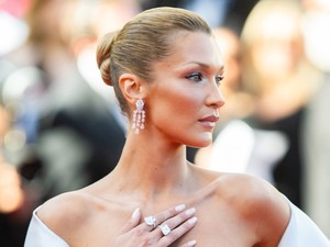 Bella Hadid meztelenfelsőben szabadította fel a melleit Cannes-ban, óriási feltűnést keltett