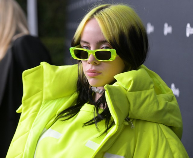 Billie Eilish megmutatta, mit takargat a ruháival, és melltartóra vetkőzött koncertjén