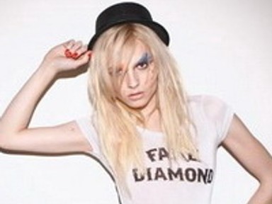 Együtt kampányol Zombie Boy és androgün szeretője