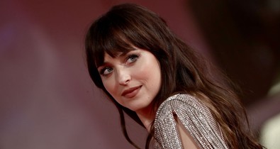 Dakota Johnson ruhájára a velencei filmfesztiválon nincsenek szavak