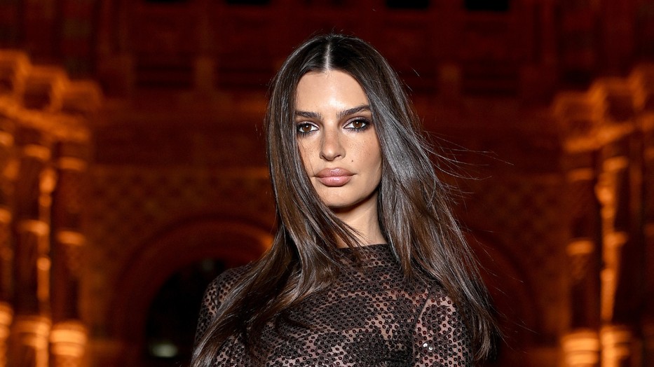Teljesen áttetsző Gucci estélyiben ragyogott Londonban Emily Ratajkowski