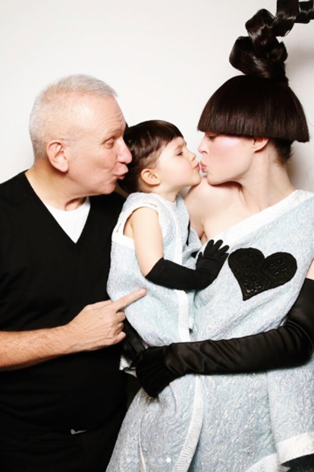 A várandós Coco Rocha 2 éves kislányával lépett a kifutóra