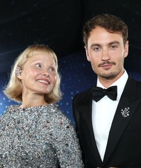 A csillogó ruhához mindössze egy különleges Pandora füldíszt választott a színésznő, ami imádnivalóan modern volt