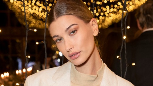 Hoppá! Hailey Baldwin ismét Nanushkában, és tökéletesen fest rajta