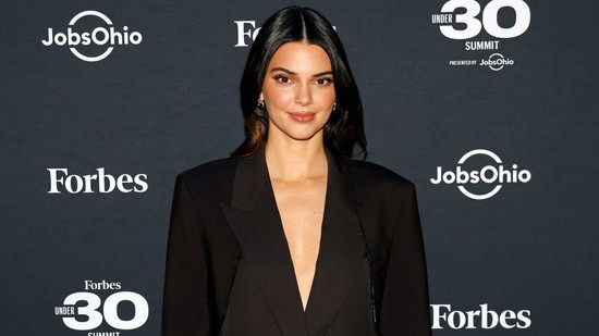 Kendall Jenner melltartó nélkül viselt átlátszó ruhát, a végeredmény egészen elképesztő