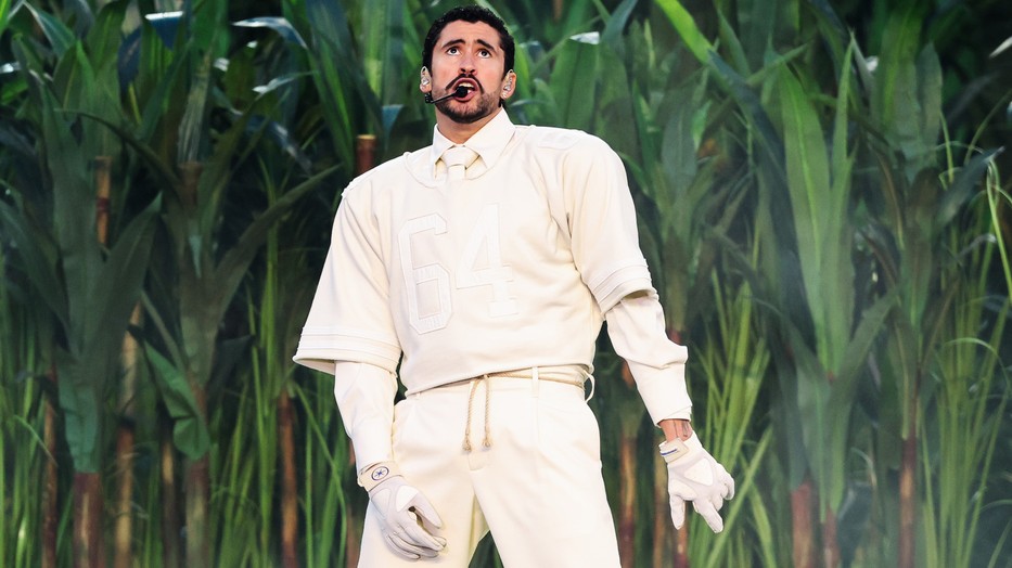 Bad Bunny Zara ruhában jelent meg a Super Bowl halftime show-ján